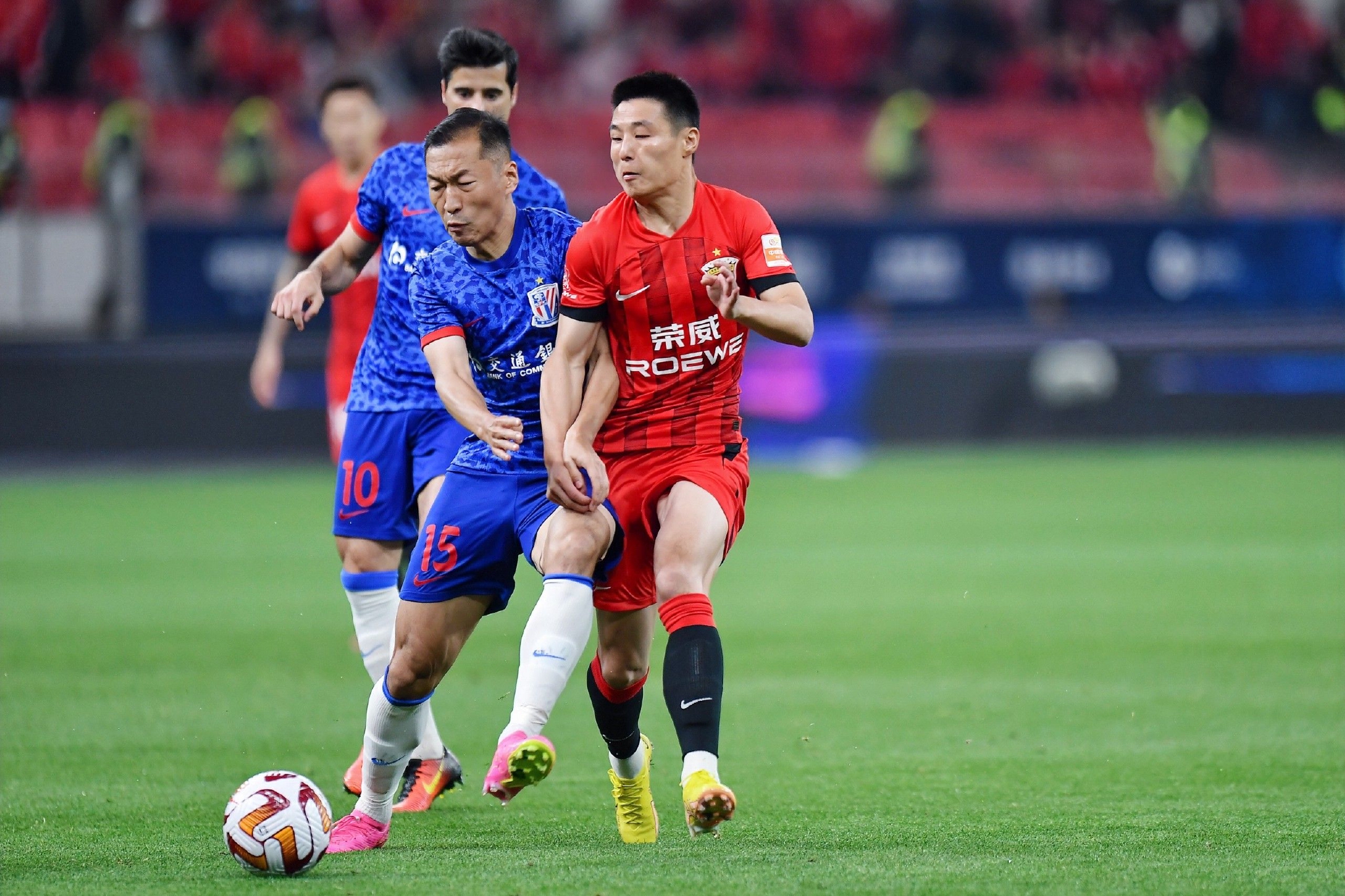 武磊攻势凶猛，上海上港战胜对手